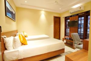 una habitación de hotel con una cama y un televisor en Hotel Valley Vista, en Visakhapatnam 17 fotos más