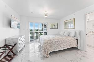 Ένα ή περισσότερα κρεβάτια σε δωμάτιο στο Flores Ocean Suites 402 +32 φωτογραφίες