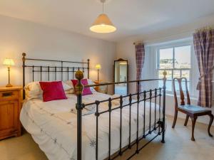 Katil atau katil-katil dalam bilik di 2 Bed in Polruan PC033