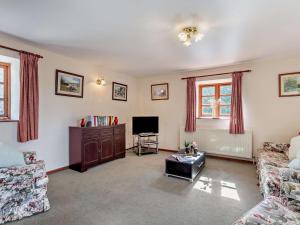 Televisyen dan/atau pusat hiburan di 2 Bed in Bodinnick By Fowey PC066
