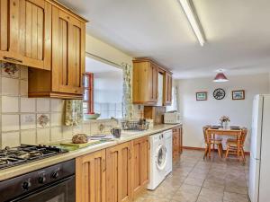 Kuchyň nebo kuchyňský kout v ubytování 2 Bed in Bodinnick By Fowey PC066