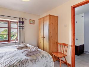 Katil atau katil-katil dalam bilik di 2 Bed in Bodinnick By Fowey PC066