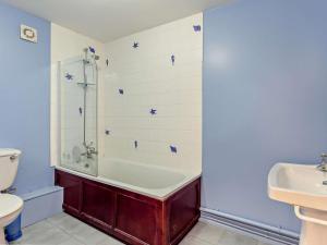 Bilik mandi di 2 Bed in Bodinnick By Fowey PC066 +9 gambar