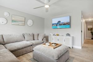una sala de estar con un sofá y una mesa en 520 Escambia St, en Indian Harbour Beach