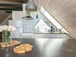 Η κουζίνα ή μικρή κουζίνα στο 4 person holiday home in Børkop