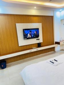 una habitación de hotel con TV en la pared en Omaxe Hazratganj Studios, en Lucknow 21 fotos más