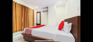 Postel nebo postele na pokoji v ubytování Hotel O Bidadi Railway Junction Bangalore Formerly Ejalla + 11 fotografií