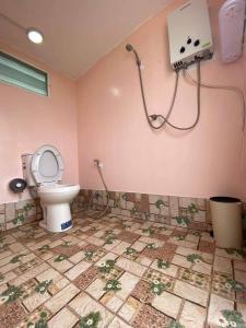 a bathroom with a toilet and a shower at ม่อน ซากุระ ม่อนแจ่ม in Mon Jam