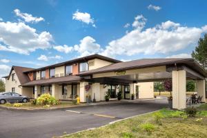 un edificio alberghiero con un'auto parcheggiata di fronte di Rodeway Inn a Saint John