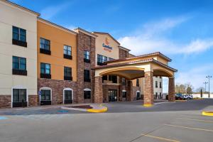 un edificio de hotel con un arco en un aparcamiento en Comfort Suites Roswell North, en Roswell