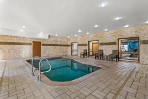una piscina en medio de una habitación con una pared de azulejos en Comfort Suites Roswell North, en Roswell