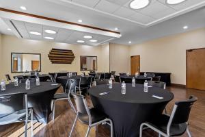 una sala de conferencias con mesas y sillas negras en Comfort Suites Roswell North, en Roswell 36 fotos más