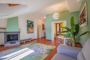 Una sala de estar con chimenea y una mesa. en Casa Motti, en Verbania