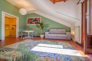 una sala de estar con un sofá y una mesa en Casa Motti, en Verbania