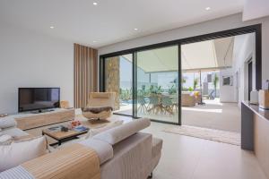 サン・ハビエルにあるVilla Monastrellのソファとテレビのあるリビングルーム