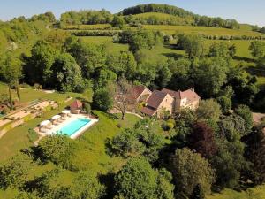 een luchtfoto van een huis met een zwembad bij Clos de Fougères - Cocon in Montoillot