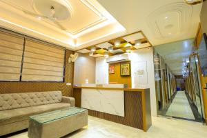 a lobby with a couch and a counter in a room at Maa Kela Devi Shanti Atithi Bhawan in Vrindāvan
