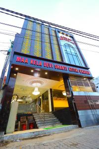 a malayaegaegaben shamyanianianianiani restaurant with stairs at Maa Kela Devi Shanti Atithi Bhawan in Vrindāvan