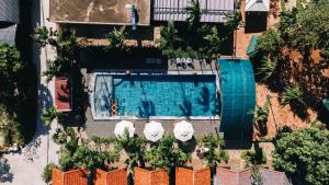 una vista dall'alto di una piscina con sedie e alberi di Tam Cốc Valley Eco Resort a Ninh Binh