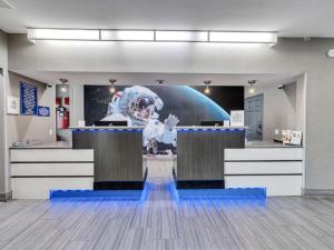 an office with an astronaut mural on the wall at Platinum Inn & Suites Webster in Webster +52 photos