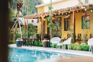Piscina de la sau aproape de Tam Cốc Valley Eco Resort