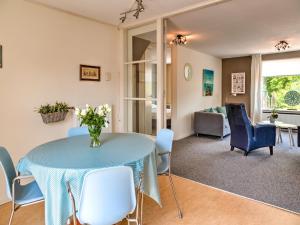 スコールルにあるStunning apartment in Schoorl, North Hollandâ you can bike to the beachのダイニングルーム(青いテーブルと椅子付) +30枚の写真