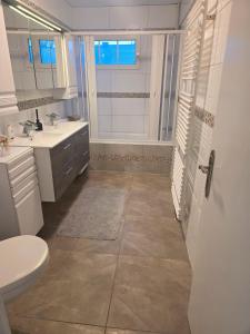 Ένα μπάνιο στο Haus Alame +11 φωτογραφίες