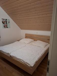 Postel nebo postele na pokoji v ubytování Ferienhaus Nordhorn - Haus Am See