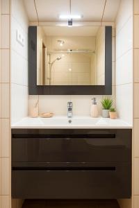 a bathroom with a sink and a mirror at Luna Rossa in Piana