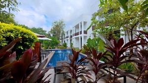 una piscina frente a un edificio con plantas en Ananthara Resort, en Anuradhapura