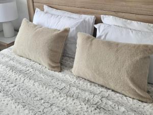 Postel nebo postele na pokoji v ubytování Meadows Luxury Apartment