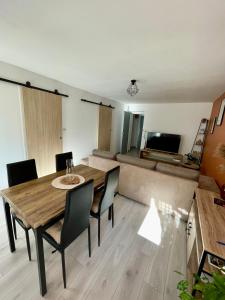 Televisyen dan/atau pusat hiburan di Appartement Centrale Confort