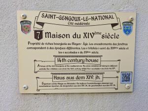 a sign on a wall that saysmission do kyi side at Gîte des Siècles - Maison du XIVe siècle avec Ascenseur et Cinéma in Saint-Gengoux-le-National