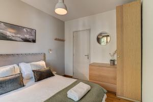un dormitorio con una cama y un espejo en Apartment La Roseraie - Alpes Travel - Central Chamonix (sleeps 2-3), en Chamonix-Mont-Blanc