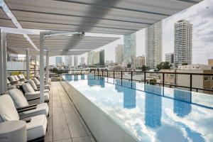 Bazén v ubytování Gymnasia Isrotel, a Tribute Portfolio Hotel nebo v jeho okolí