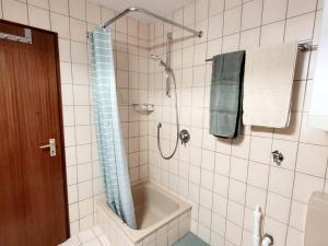 Un baño con ducha con bañera y lavabo. en Work & Stay Holidayflat, en Kusterdingen