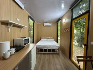 Ένα ή περισσότερα κρεβάτια σε δωμάτιο στο Pinelight Retreat X by Tiny Away