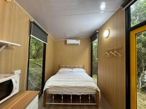 Ένα ή περισσότερα κρεβάτια σε δωμάτιο στο Pinelight Retreat X by Tiny Away