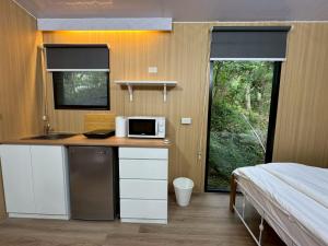 Η κουζίνα ή μικρή κουζίνα στο Pinelight Retreat X by Tiny Away