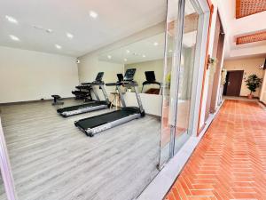 an empty gym with treadmills and elliptical machines at โรงแรม โอทู แกรนด์ สุวรรณภูมิ แอร์พอร์ต in Bang Phli