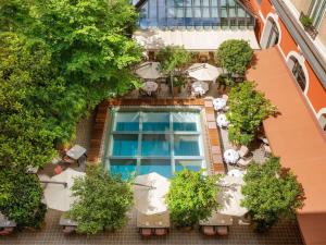 eine Draufsicht auf eine Terrasse mit Tischen und Pflanzen in der Unterkunft Hôtel Le Royal Monceau Raffles Paris in Paris