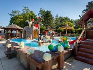Πισίνα στο ή κοντά στο Camping Le Jardin de Sully