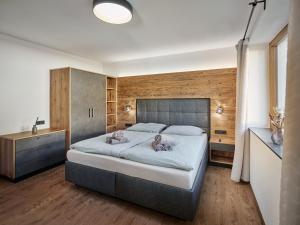 a bedroom with a large bed in a room at Lodge am Wetterstein in Ehrwald