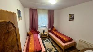 カヴニクにあるCasa Stanaの窓のある小さな部屋にベッドが2つある +8枚の写真