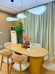 una sala de conferencias con una mesa y sillas en The Urbanshortlet, en Moba 2 fotos más