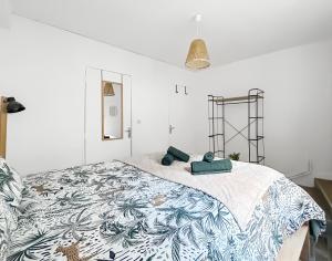 Ένα ή περισσότερα κρεβάτια σε δωμάτιο στο Douce parenthèse pour deux à Bourges