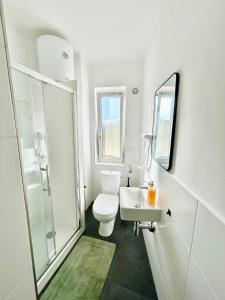 ゲラスドルフ・バイ・ウィーンにあるGER Studio Apartment with Free Parkingのトイレと洗面台を備えた白いバスルーム