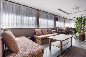 ein Wohnzimmer mit Sofa und Tisch in der Unterkunft U Derca in Gnieżdżewo