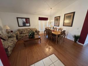 キシミーにあるCullen Villa homeのテーブルとソファのあるリビングルーム