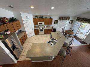 キシミーにあるCullen Villa homeのオープンキッチン、リビングルーム(カウンタートップ付)